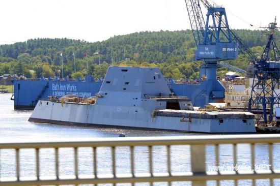 (巴斯鋼鐵船廠碼頭上的DDG-1001"孟蘇爾"號)