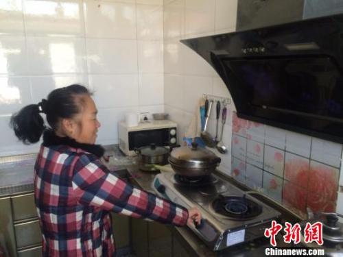 圖為居民用燃氣灶做飯?！±钔ヒ?攝